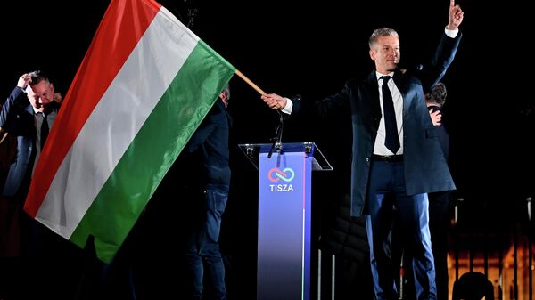 Петер Мадьяр с венгерским флагом - Sputnik Кыргызстан