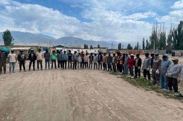 В рамках международной оперативно-профилактической операции &quot;Нелегал-ОДКБ — 2026&quot; в Иссык-Кульской области проведены рейды, направленные на выявление и пресечение нарушений миграционного законодательства - Sputnik Кыргызстан