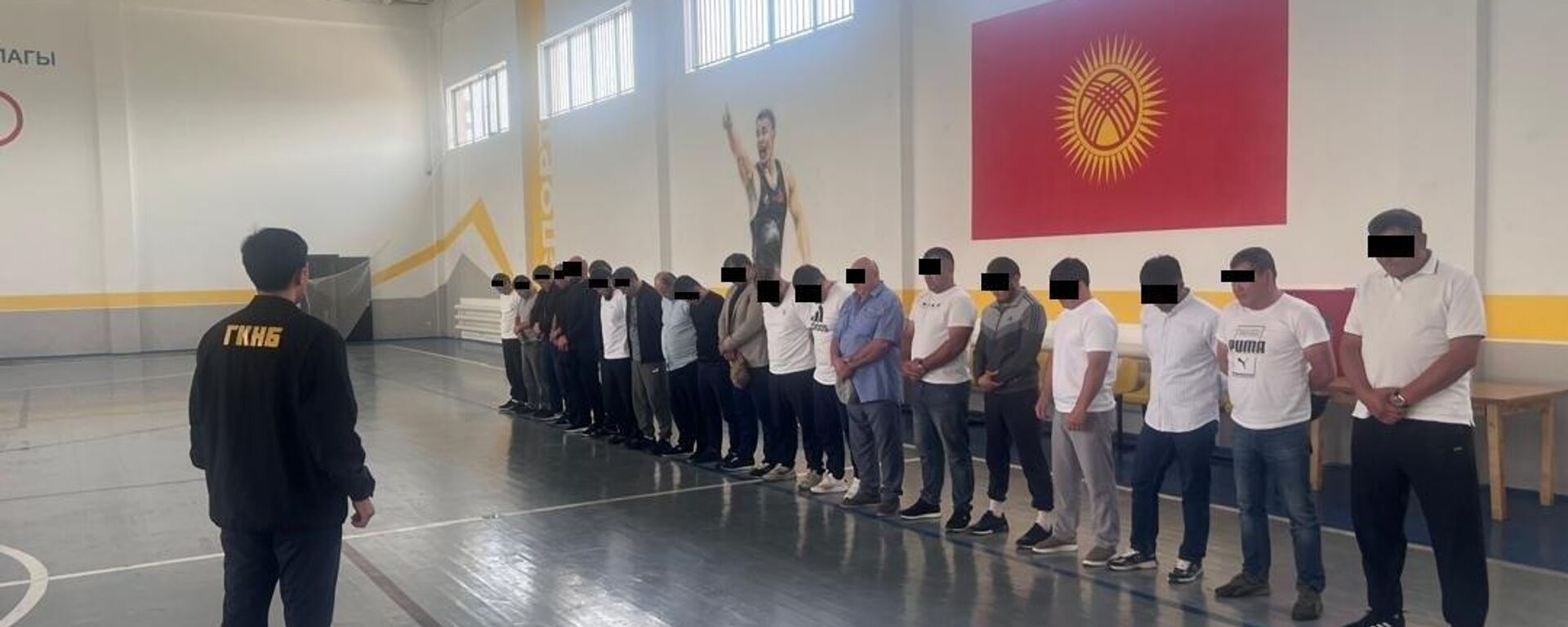 УКМК кызматкерлери УКТ мүчөлөрүн спорт залга чогултуп алып сүйлөштү - Sputnik Кыргызстан, 1920, 05.06.2026