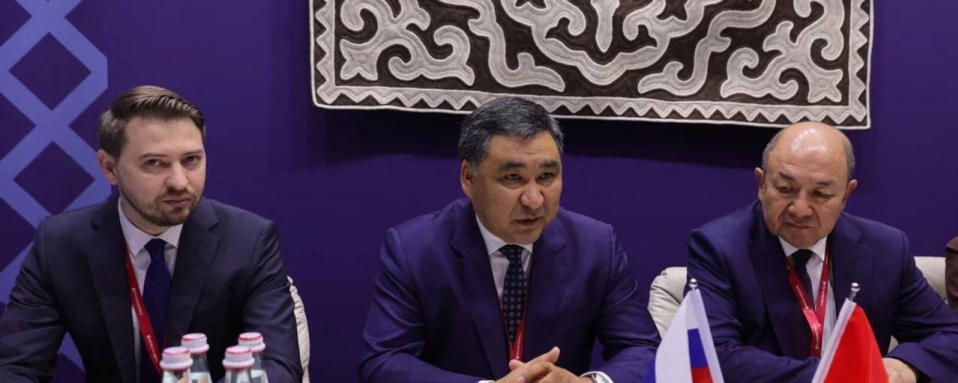 Министрлер кабинетинин төрагасынын биринчи орун басары Данияр Амангелдиев  РФтин аймактарынын башчылары менен жолукту - Sputnik Кыргызстан, 1920, 05.06.2026