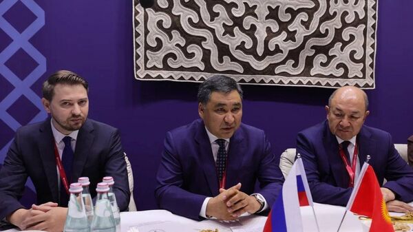 Министрлер кабинетинин төрагасынын биринчи орун басары Данияр Амангелдиев  РФтин аймактарынын башчылары менен жолукту - Sputnik Кыргызстан