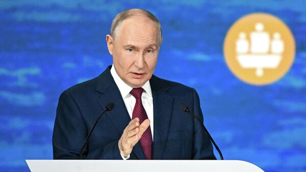 Владимир Путин на ПМЭФ-2026 - Sputnik Кыргызстан