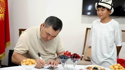 Президент Садыр Жапаров встретился с юным футболистом