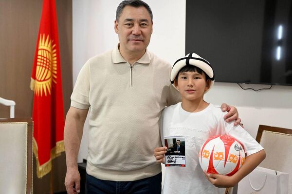 Президент Кыргызской Республики Садыр Жапаров встретился с 11-летним футболистом Нурсейитом Абдыевым - Sputnik Кыргызстан
