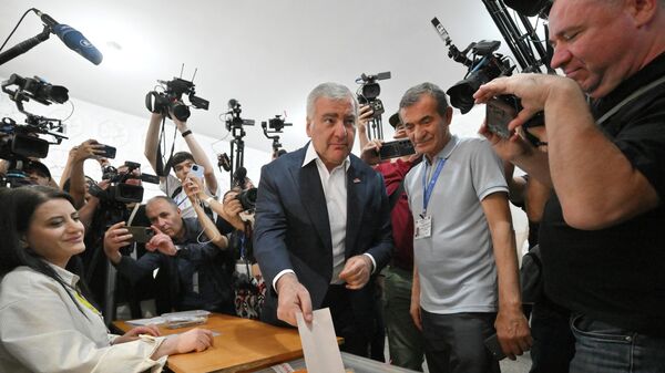 Лидер партии Сильная Армения Самвел Карапетян голосует на избирательном участке в Ереване - Sputnik Кыргызстан