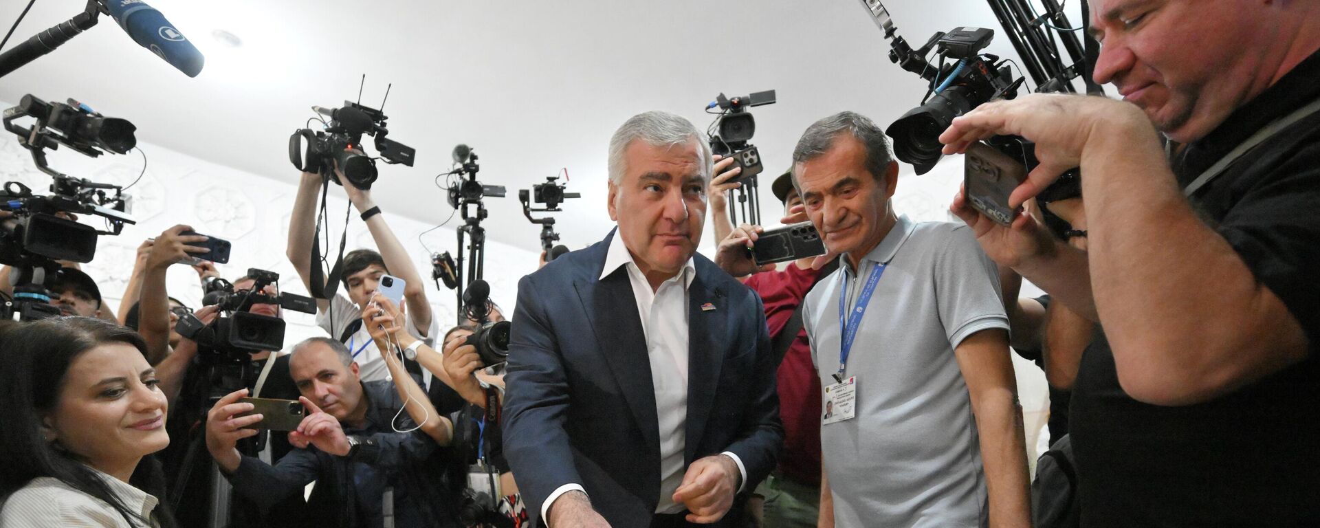 Лидер партии Сильная Армения Самвел Карапетян голосует на избирательном участке в Ереване - Sputnik Кыргызстан, 1920, 08.06.2026