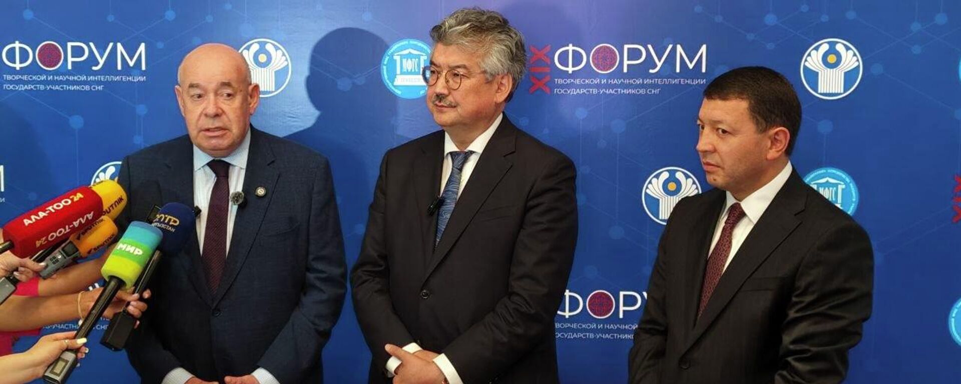 Михаил Швыдкой, Арслан Койчиев и Мирбек Мамбеталиев на форуме творческой и научной интеллигенции стран СНГ в Бишкеке - Sputnik Кыргызстан, 1920, 09.06.2026
