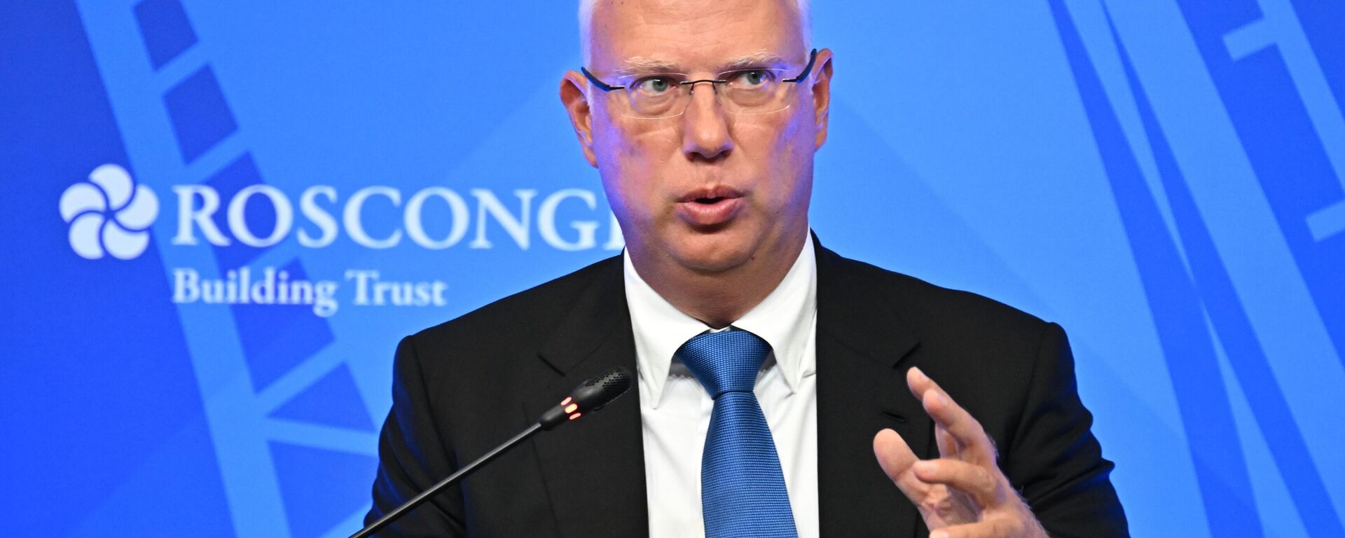 РФ президентинин чет өлкөлөр менен инвестициялык-экономикалык кызматташуу боюнча атайын өкүлү Кирилл Дмитриев Санк-Петербургдагы эл аралык экономикалык форумда  - Sputnik Кыргызстан, 1920, 05.06.2026