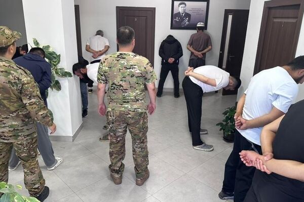 Задержан 31 человек. Изъяты религиозно-экстремистскую литературу, 4 единицы огнестрельного оружия и деньги для зарубежного террористического подполья - Sputnik Кыргызстан