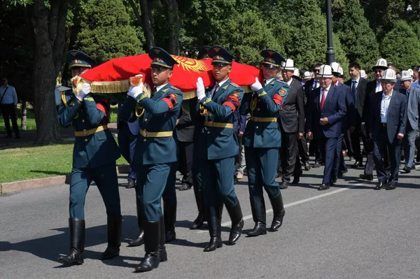 Проститься с ним пришли родные, близкие, друзья, политические деятели, а также представители кабинета министров и силовых структур - Sputnik Кыргызстан