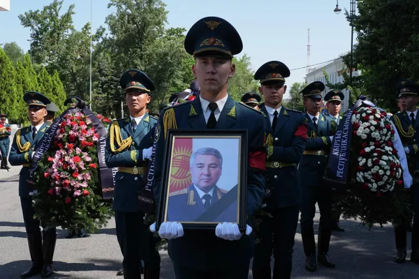 Панихида по экс-депутату Жогорку Кенеша и бывшему генеральному прокурору Мыктыбеку Абдылдаеву
 - Sputnik Кыргызстан
