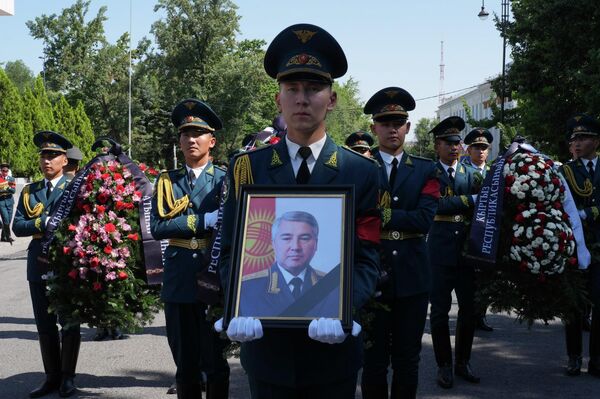 Панихида по экс-депутату Жогорку Кенеша и бывшему генеральному прокурору Мыктыбеку Абдылдаеву
 - Sputnik Кыргызстан
