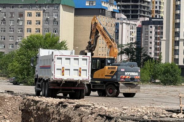 Курулуш тиешелүү уруксат берүүчү документтери жок, мамлекеттик курулуш реестрине катталбастан жүрүп жатканы аныкталды - Sputnik Кыргызстан