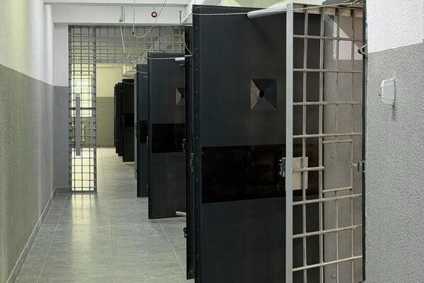 Изолятор рассчитан на 200 мест, его площадь составляет 8 100 квадратных метров. Он оснащен современными системами безопасности и видеонаблюдения. - Sputnik Кыргызстан
