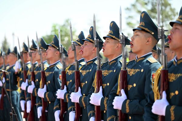 У здания &quot;Ынтымак Ордо&quot; вывесили государственные флаги двух стран, также был выстроен Почетный караул - Sputnik Кыргызстан