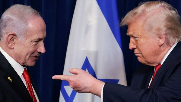 Президент США Дональд Трамп указывает пальцем на премьер-министра Израиля Биньямина Нетаньяху во время пресс-конференции - Sputnik Кыргызстан