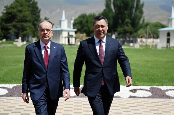 Албаниянын президенти расмий сапар менен Кыргызстанга кечээ келген - Sputnik Кыргызстан
