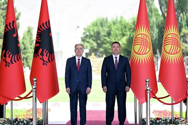 В Чолпон-Ате состоялась церемония официальной встречи президента КР Садыра Жапарова и президента Албании Байрама Бегая - Sputnik Кыргызстан