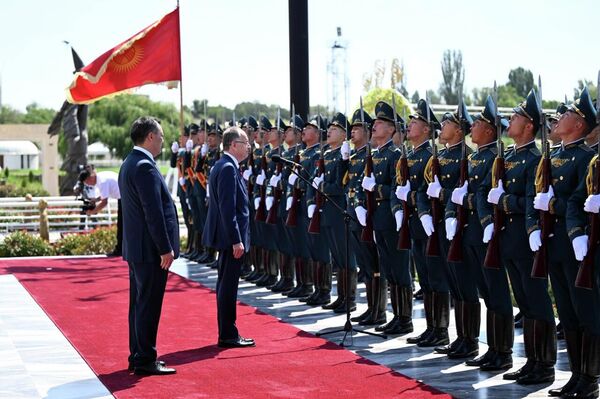 Главы государств совершили обход строя, Байрам Бегай приветствовал гвардейцев: &quot;Салам, аскер!&quot; - Sputnik Кыргызстан