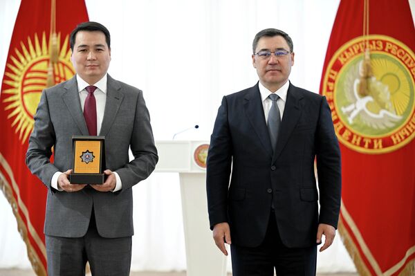 Садыр Жапаров наградил дипломатов и авиаторов Садыр Жапаров наградил дипломатов и авиаторов - Sputnik Кыргызстан