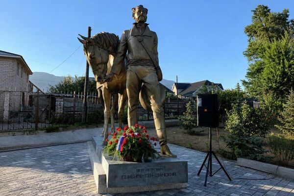 В Балыкчи открыли отреставрированный памятник выдающемуся русскому исследователю, географу и путешественнику Петру Петровичу Семенову-Тянь-Шанскому - Sputnik Кыргызстан