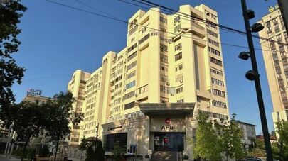 В центре Бишкека обновили фасад одного из многоэтажных домов