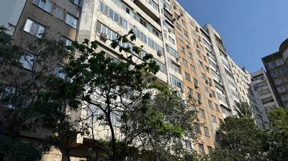 В центре Бишкека обновили фасад одного из многоэтажных домов