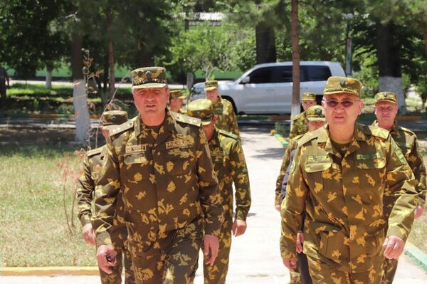 Кроме того, он обсудил с первым зампредседателя — командующим Пограничными войсками ГКНБ Таджикистана Муродали Рабжадзодой реализацию Целевой межгосударственной программы ОДКБ по укреплению таджикско-афганской границы - Sputnik Кыргызстан