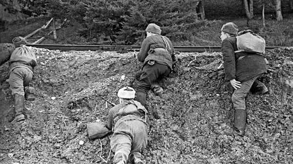 Великая Отечественная война 1941-1945 гг. Крымская наступательная операция (8 апреля - 12 мая 1944 года).
Группа советских партизан-подрывников из 2-го Симферопольского партизанского отряда под командованием капитана Христофора Чусси готовится к закладке взрывчатки на железнодорожном полотне. - Sputnik Кыргызстан