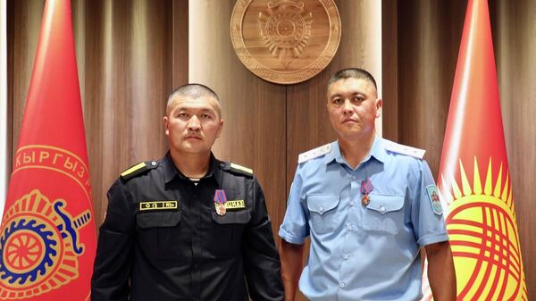 Балыкчы шаары менен Түп районунда кишилердин өмүрүн сактап калган ИИМдин кызматкерлери Бейшенбек Теңизбеков жана Апсамат Оңорбеков Каармандык медалы менен сыйланды. - Sputnik Кыргызстан