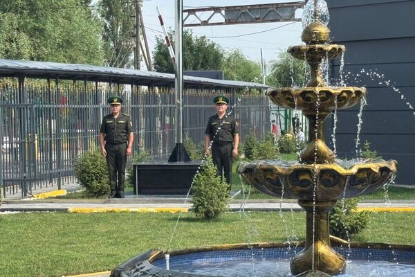 Реконструкция проведена в целях повышения пропускной способности КПП, улучшения условий пересечения госграницы гражданами, транспортными средствами и грузами, а также создания современной инфраструктуры для работы контролирующих органов. Общая сумма проекта составила около 70 миллионов сомов. - Sputnik Кыргызстан