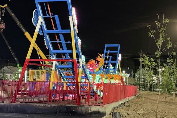 Общая площадь парка — 7,5 гектара. На сегодня завершено строительство 12 аттракционов, административного здания и других ключевых объектов. - Sputnik Кыргызстан