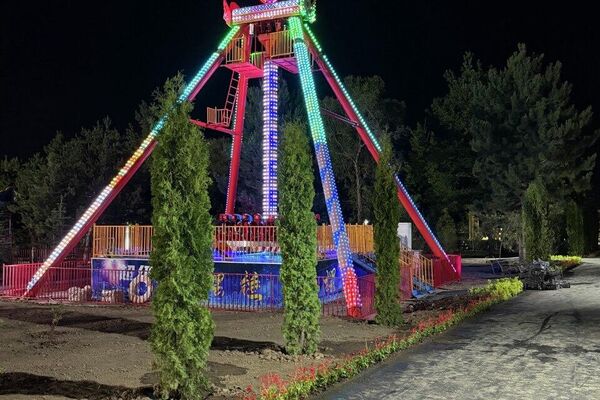 Общая площадь парка — 7,5 гектара. На сегодня завершено строительство 12 аттракционов, административного здания и других ключевых объектов. - Sputnik Кыргызстан