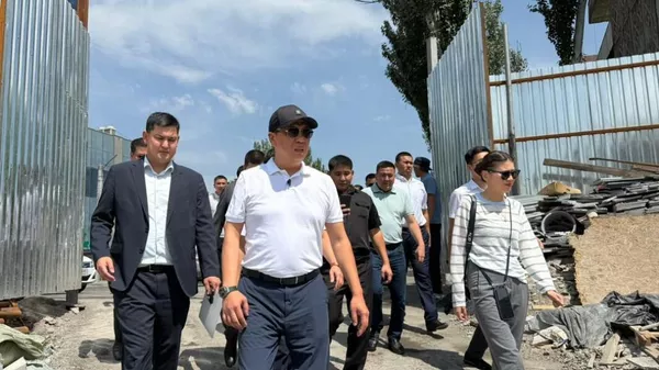 Мэр Бишкека Айбек Джунушалиев посетил территорию торгового комплекса Олд Бишкек - Sputnik Кыргызстан