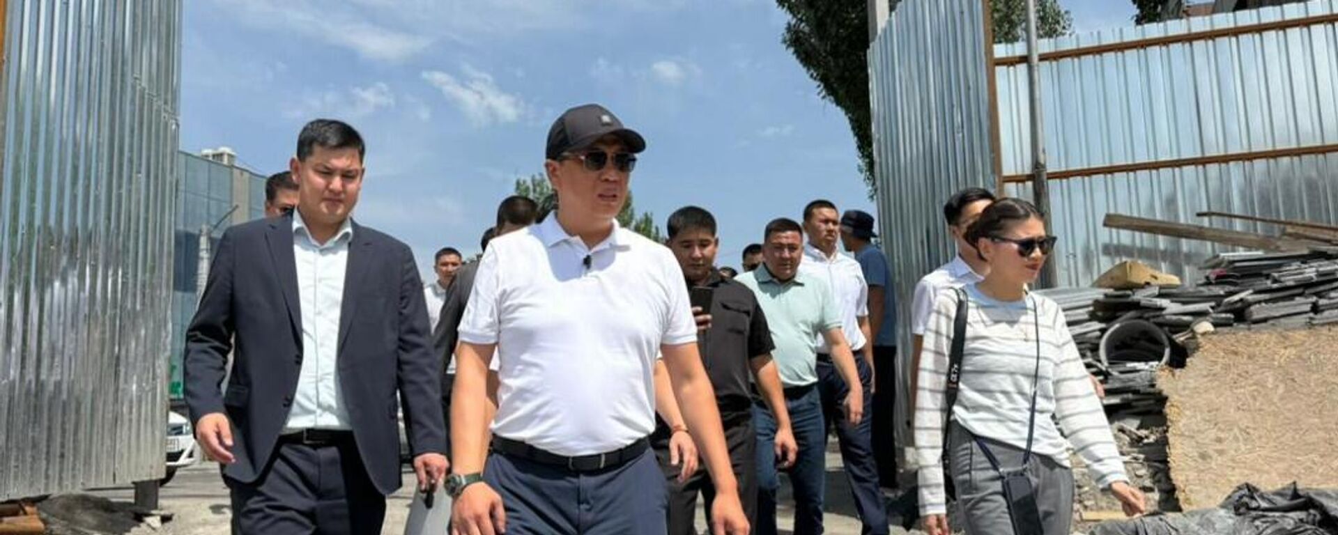 Мэр Бишкека Айбек Джунушалиев посетил территорию торгового комплекса Олд Бишкек - Sputnik Кыргызстан, 1920, 01.07.2026