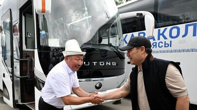 Встреча Садыра Жапарова с одноклассников в Караколе