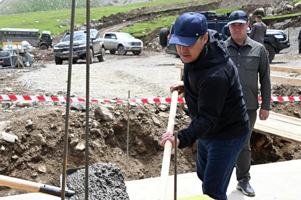 Садыр Жапаров дал старт техническому запуску канатных дорог всесезонного горного кластера &quot;Ала-Тоо Резорт&quot;. 2 июля 2026 года - Sputnik Кыргызстан