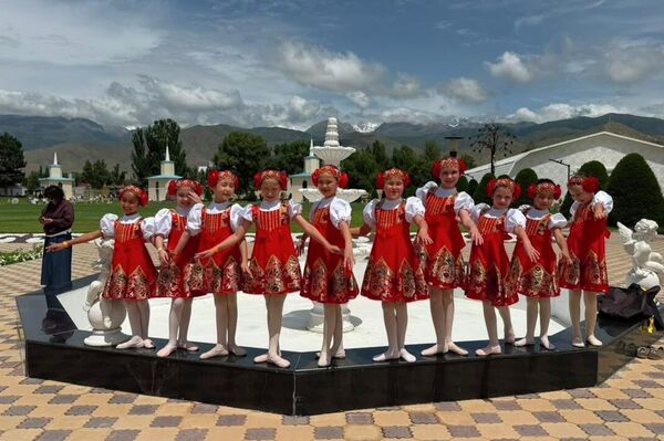 На протяжении нескольких дней артисты из Кыргызстана, России и Казахстана участвовали в конкурсной и образовательной программах, обменивались опытом и совершенствовали профессиональные навыки - Sputnik Кыргызстан