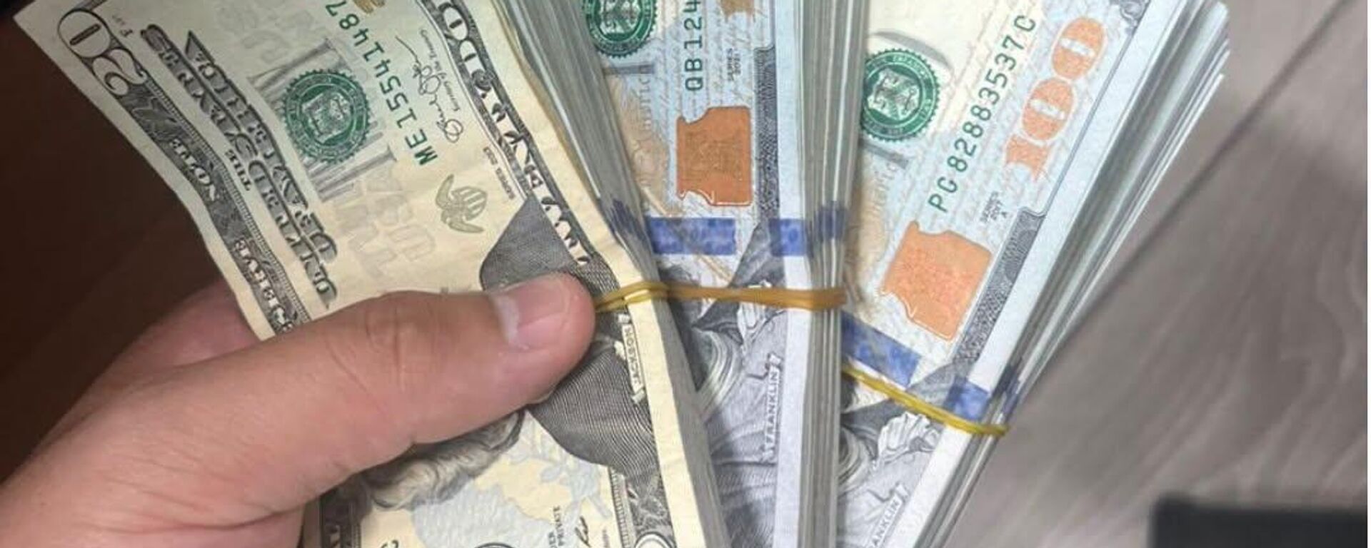 В аэропорту Манас пресекли незаконный вывоз иностранцем $28 тысяч - Sputnik Кыргызстан, 1920, 10.07.2026