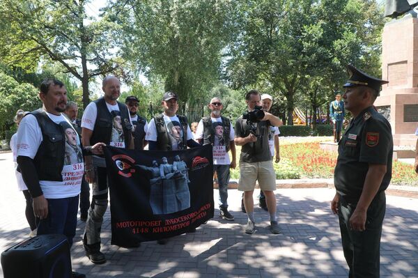 В Бишкеке они возложили цветы к памятнику генерал-майору Ивану Панфилову в парке его имени. - Sputnik Кыргызстан