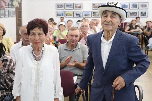 На мероприятии наградили 18 супружеских пар, проживших в браке более 25 лет. Среди лауреатов были пары, сохранившие свой союз более 60 лет - Sputnik Кыргызстан