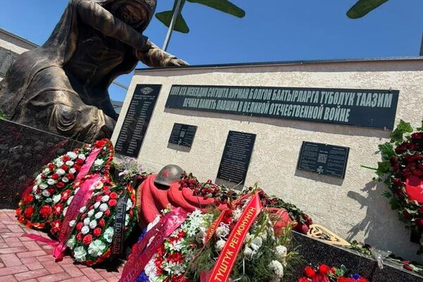 В мемориальном пространстве установлены пятиметровая скульптура &quot;Скорбящая мать&quot;, Вечный огонь, мемориальные плиты с именами трех тысяч участников Великой Отечественной войны из Джалал-Абадской области, а также артиллерийская установка, бронетранспортер, высажена Аллея памяти - Sputnik Кыргызстан