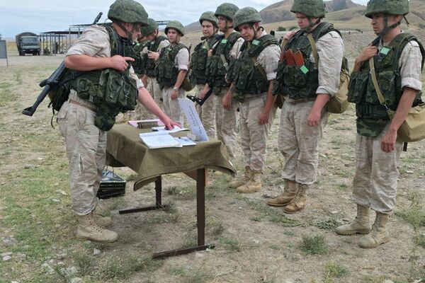Военные отработали навыки ведения огня из автоматов АК-12, применения бронетранспортера БТР-82А и крупнокалиберного пулемета &quot;Утес&quot; - Sputnik Кыргызстан