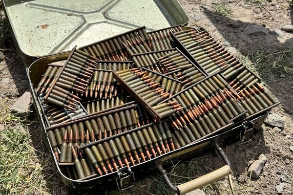 Военные отработали навыки ведения огня из автоматов АК-12, применения бронетранспортера БТР-82А и крупнокалиберного пулемета &quot;Утес&quot; - Sputnik Кыргызстан