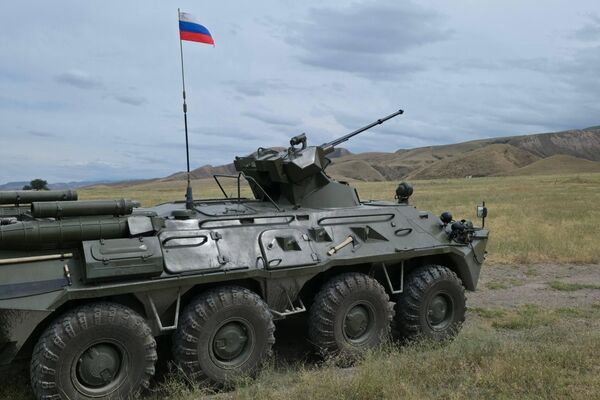 Военные отработали навыки ведения огня из автоматов АК-12, применения бронетранспортера БТР-82А и крупнокалиберного пулемета &quot;Утес&quot; - Sputnik Кыргызстан