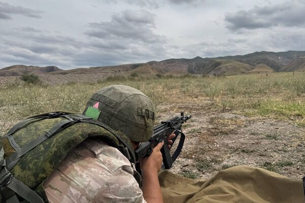 Военные отработали навыки ведения огня из автоматов АК-12, применения бронетранспортера БТР-82А и крупнокалиберного пулемета &quot;Утес&quot; - Sputnik Кыргызстан