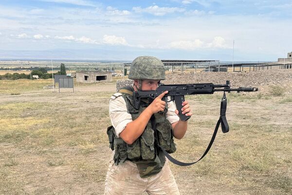 Военные отработали навыки ведения огня из автоматов АК-12, применения бронетранспортера БТР-82А и крупнокалиберного пулемета &quot;Утес&quot; - Sputnik Кыргызстан