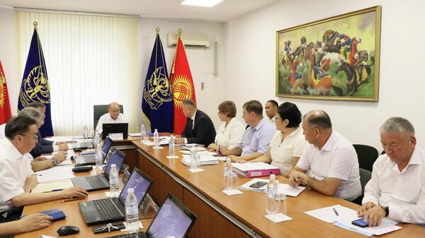 Эсептөө палатасы Суу ресурстары, айыл чарба жана кайра иштетүү өнөр жайы министрлигин текшерип,  мыйзам бузууларды аныктады. Кезектеги отурум. - Sputnik Кыргызстан