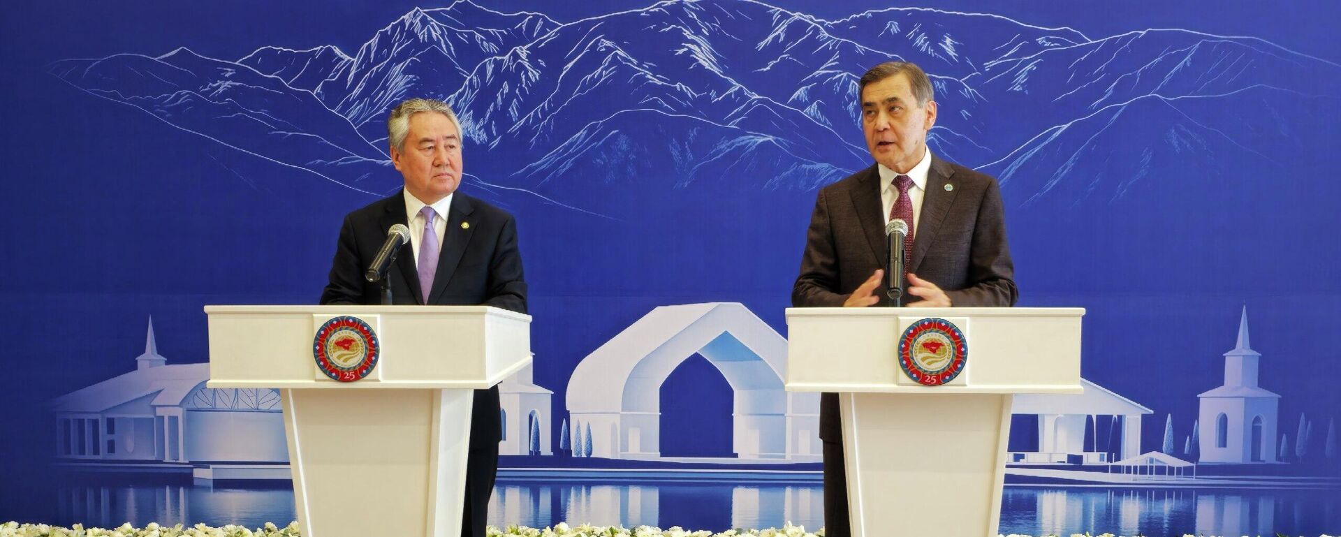 Глава МИД Кыргызстана Жээнбек Кулубаев и генсек ШОС Нурлан Ермекбаев  - Sputnik Кыргызстан, 1920, 24.07.2026