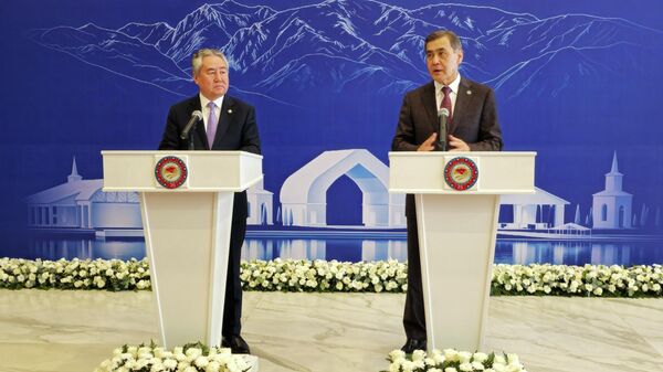 Глава МИД Кыргызстана Жээнбек Кулубаев и генсек ШОС Нурлан Ермекбаев  - Sputnik Кыргызстан